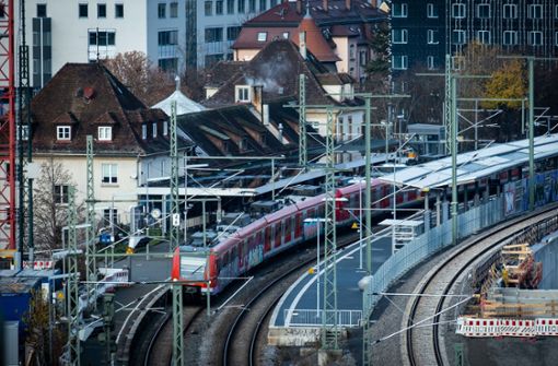 Die S-Bahn soll mehr Passagiere transportieren. Es gibt Streit über die Frage, welche Ausbauten dafür benötigt werden. Foto: Lichtgut/Achim Zweygarth