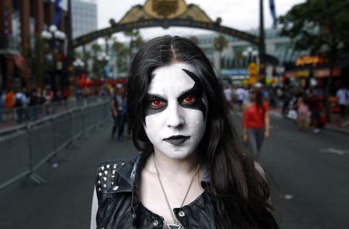 Auf der Comic-Con in San Diego trafen sich am Samstag besonders Hartgesottene zum Zombie-Walk. Foto: dpa