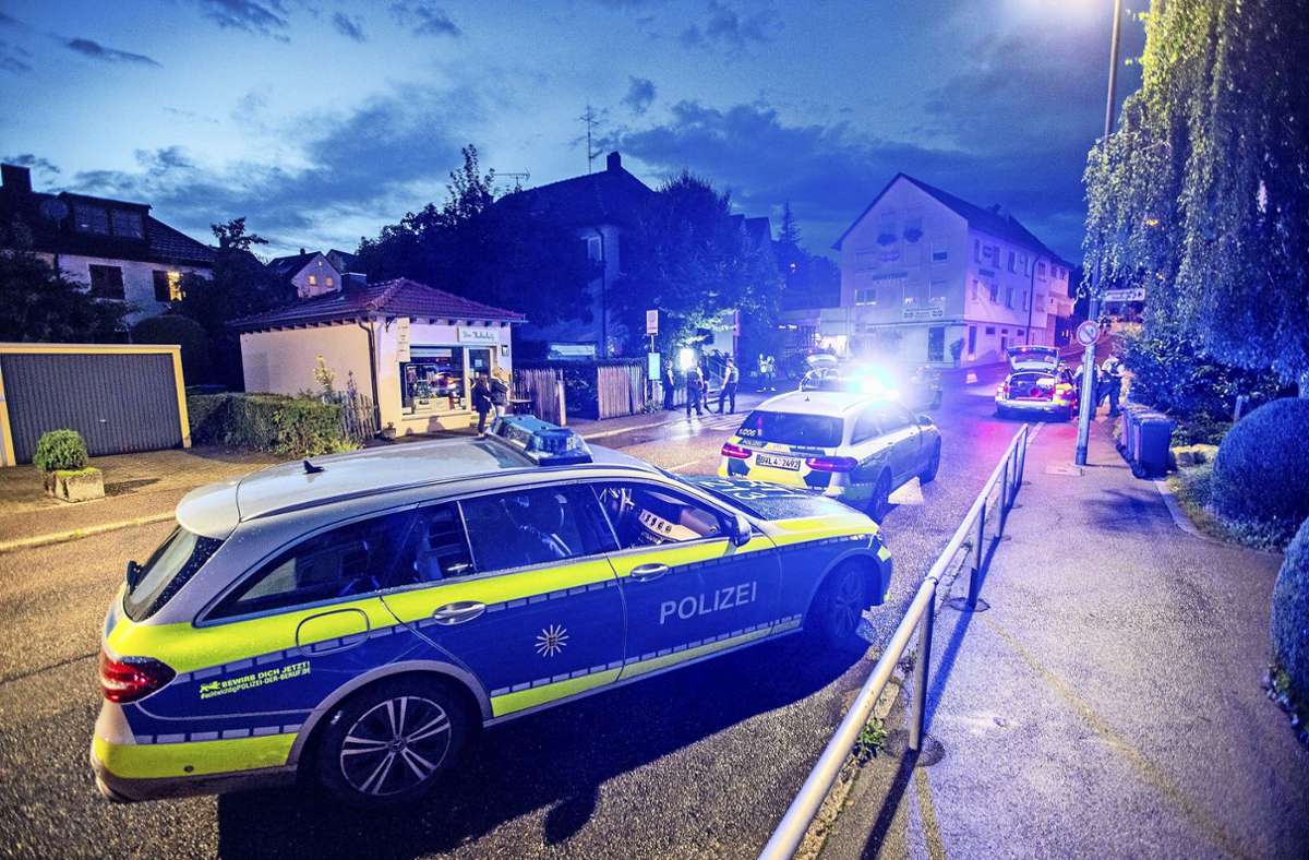 Im Esslinger Stadtteil Hohenkreuz ist am Montagabend ein Mann niedergeschossen worden – die Polizei ermittelt auf Hochtouren.
