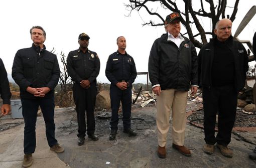 Der kalifornische Gouverneur Gavin Newsom (r.) neben  Donald Trump bei der Besichtigung der Folgen eines verheerenden Waldbrands. Foto: AFP/GENARO MOLINA