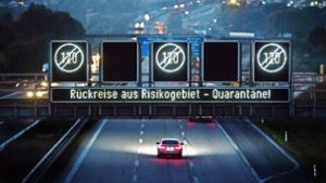 Auf den Autobahnen erinnern Hinweistafeln an die Quarantäne. Foto: dpa/Marijan Murat