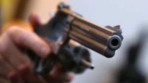 Mit einem solchen Revolver der Marke Smith & Wesson hat der Angeklagte geschossen. Foto: dpa