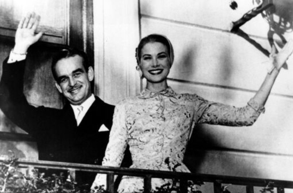 1955 lernt Grace Kelly auf dem Filmfestival von Cannes Fürst Rainier von Monaco kennen. Der Junggeselle ist von der amerikanischen Schönheit hingerissen und hält sofort bei ihren Eltern in Philadelphia um ihre Hand an. Foto: AP