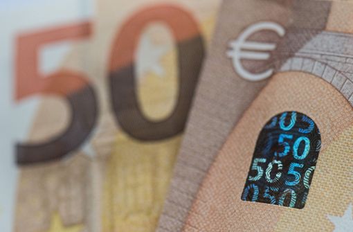 Der 63-Jährige händigt dem Unbekannten einen 50 Euroschein aus. Ein Fehler – wie sich später zeigt (Symbolbild). Foto: dpa/Boris Roessler
