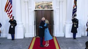 Angekommen: Joe und Jill Biden vor dem Weißen Haus. Foto: dpa/Alex Brandon