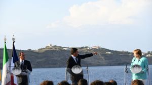 Francois Hollande, Matteo Renzi und Angela Merkel vor historischer Kulisse: Auf der Insel Ventotene hat Altiero Spinelli 1941 in Verbannung sein Manifest verfasst, das zum gedanklichen Gerüst der EU wurde. Foto: AFP