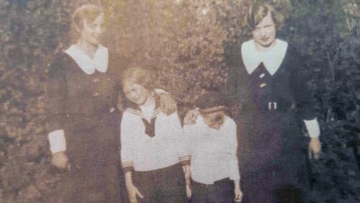 Das einzige Foto von Rudolf Martin Schneiderhan, das Karin Tomaszewski kennt: Er ist hier mit seinen drei Schwestern abgebildet. Foto: privat