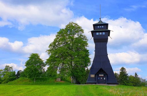 Der Hagbergturm ist ein 23 Meter hoher Aussichtsturm auf dem Hagberg im Welzheimer Wald.  Der erste Turm wurde 1901 eingeweiht, der heutige existiert seit 1980. Foto: Günther Weinert