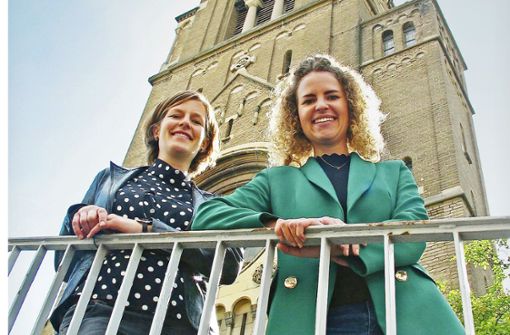 Susanne Lipan Weber (links) und Sarah Schindler vor der Pauluskirche Foto: Susanne Müller-Baji