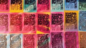 Die Sprüche des Steetart-Künstlers gibt es nun auch auf Postkarten, versteckt in der Stuttgarter Innenstadt. Foto: Instagram/fred_collant