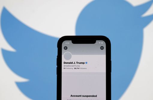 Aus Sorge, dass der scheidende US-Präsident Donald Trump erneut zur Gewalt aufrufen könnte, hat die Netzplattform Twitter sein Konto gesperrt. Foto: AFP/Justin Sullivan