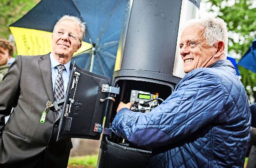 Ordnungsbürgermeister Martin Schairer (links) und Oberbürgermeister Fritz Kuhn nehmen am 23. Mai 2016 die neuen Blitzer auf Stuttgarts Partymeile in Betrieb. Mit Erfolg – bis Ende April sind dort 113 000 Tempoverstöße gezählt worden. Foto: dpa