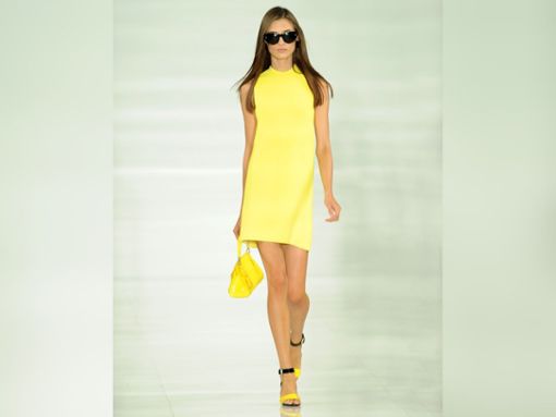 Ob Kleider, Schuhe oder Handtaschen: Zitronengelb dominiert derzeit die Fashion-Trends. Foto: FashionStock.com/Shutterstock.com