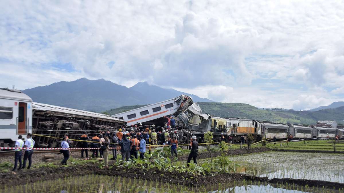 Tabrakan langsung di Jawa: Empat tewas, banyak yang terluka dalam kecelakaan kereta api di Indonesia