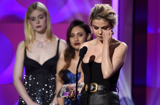 Tränen und Freude: Die US-amerikanische Popsängerin Selena Gomez wird als „Woman of the Year“ ausgezeichnet. Foto: Invision