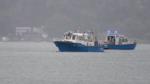 Polizeiboote sind am Tag des Absturzes auf dem Bodensee vor Litzelstetten unterwegs. Foto: dpa