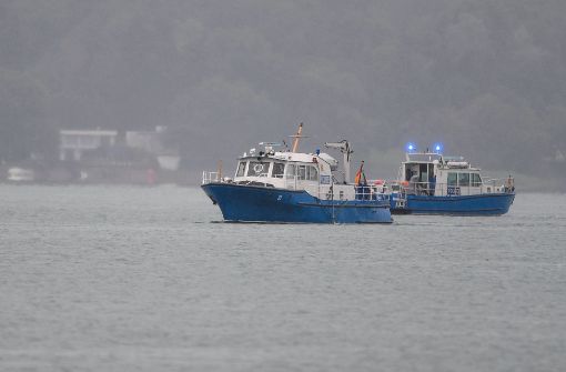 Polizeiboote sind am Tag des Absturzes auf dem Bodensee vor Litzelstetten unterwegs. Foto: dpa
