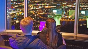 Einmalige Ausblicke: Vom Fernsehturm bei Nacht auf das Lichtermeer der Stadt. Foto: Lichtgut / Oliver Willikonsky