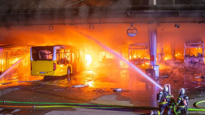 Ausgebrannter Bus geborgen