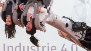 Besucher der Hannover Messe werden im April auf dem Stand von Kuka von einem Roboterarm durch die Luft gedreht. Das Augsburger Unternehmen ist international heiß begehrt. Foto: dpa