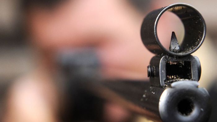 Jugendlicher schießt mit Luftgewehr auf seine Familie