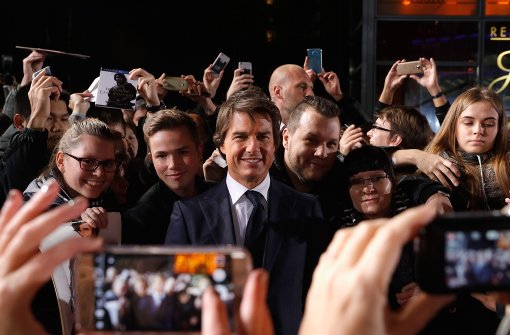 Tom Cruise genießt den Fan-Trubel bei der Premiere seines neuen Filmes „Jack Reacher“ in Berlin. Foto: Getty Images Europe