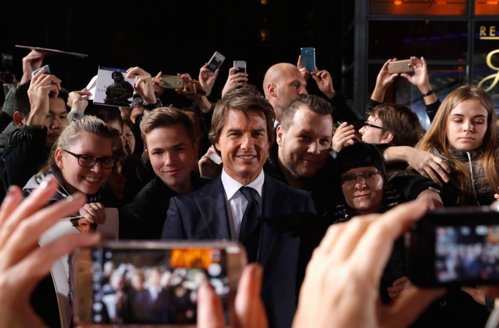 Tom Cruise genießt den Fan-Trubel bei der Premiere seines neuen Filmes „Jack Reacher“ in Berlin.