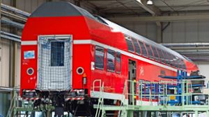 Ein Doppelstockwagen der Modellreihe DO 2010 für die Deutsche Bahn steht in einer Werkhalle von Bombardier in Bautzen. Foto: dpa