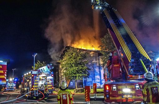 Auf ein flammendes Inferno stoßen die Feuerwehrleute in der Nacht auf den 11. September 2019 in der Leonberger Vergärungsanlage. Foto: SDMG/Dettenmeyer