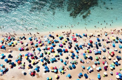 Während der Urlaubssaison sind die Strände Sardiniens mit Sonnenschirmen nur so übersät. Foto: Imago / Jöran Steinsiek