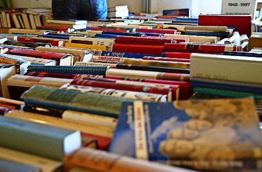Rund 5000 Bücher sind Jahr für Jahr für den Flohmarkt zusammengekommen. Sie wurden per Kilopreis verkauft. Foto: Wolfram Linnebach