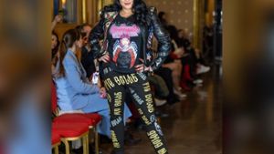 Iris Klein zeigt sich selbstbewusst auf der Fashion Week in Paris