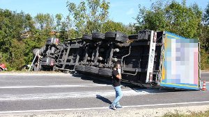 Nach einem Unfall blockierte ein Lkw am Montag die B312 bei Aichtal. Die Straße musste für Stunden gesperrt werden. Foto: www.7aktuell.de | Marcel Heckel