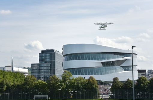 Ein Flugtaxi fliegt über das  Mercedes-Benz Museum im September in Stuttgart. Foto: Lichtgut/Max Kovalenko