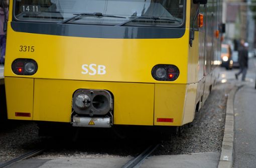 Bei einer Notbremsung durch eine zunächst unbekannte Frau sind in einer Stuttgarter Stadtbahn zwei Menschen verletzt worden. (Symbolbild) Foto: dpa