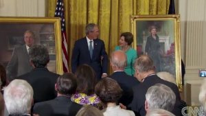 George W. Bush kehrte am Donnerstag für ein paar Stunden ins Weiße Haus zurück, um persönlich bei der Einweihung seines offiziellen Präsidenten-Porträts zugegen zu sein. Foto: Spang
