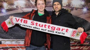 VfB-Spieler Vedad Ibisevic (rechts) mit einem Fan auf dem Weihnachtsmarkt, den der Verein bereits zum zweiten Mal organisiert. Foto: Pressefoto Baumann