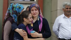 Trauer bei den Angehörigen der Opfer des Anschlags in Istanbul. Erste Hinweise deuten auf den Islamischen Staat als Drahtzieher des Terroranschlags hin. Foto: AP