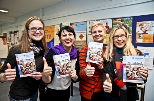 Studien- und Berufsberaterinnen stellen die neu aufgelegte Broschüre mit Tipps und Terminen für künftige Studenten vor. Foto: Peter Petsch