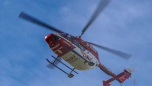 Ein Hubschrauber brachte den Mann mit lebensgefährlichen Verletzungen ins Krankenhaus (Symbolbild). Foto: SDMG