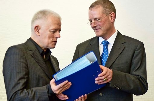 OB Fritz Kuhn nimmt von Initiator Joris Schoeller (rechts) Unterschriften der S21-Kritiker entgegen Foto: Lichtgut/Max Kovalenko