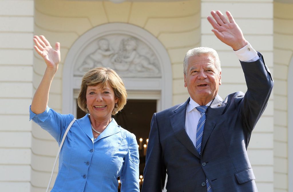 Winken für Deutschland – Joachim Gauck und Daniela Schadt Foto: dpa
