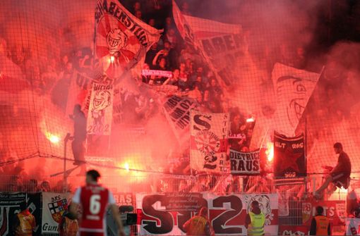 In Berlin „brannte“ das Stadion beim Spiel Union gegen den VfB Stuttgart im Mai 2019. (Archivbild) Foto: picture alliance/dpa/Andreas Gora