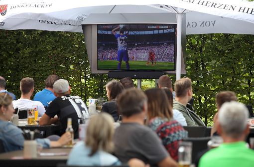 Public Viewing beim Spiel des VfB Stuttgart gegen Hertha BSC Berlin im Palm Beach in Stuttgart. Foto: Lichtgut/Jan Reich