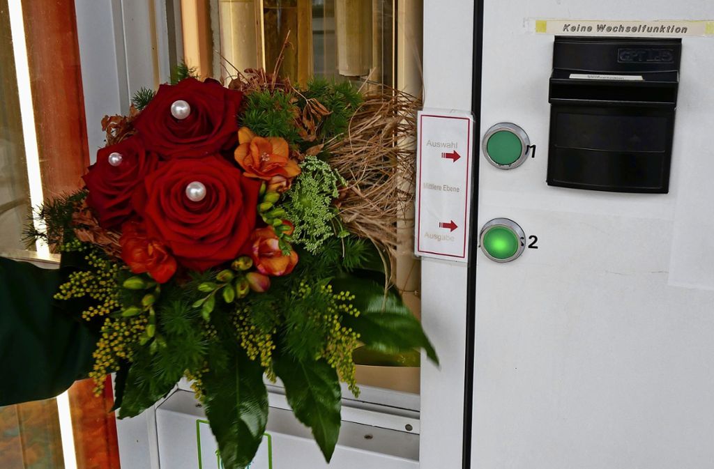 Im Automaten finden sich Blumensträuße für zehn oder 20 Euro. Foto: Eileen Breuer