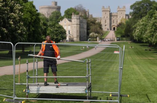 Letzte Vorbereitungen am Long Walk vor Schloss Windsor: am Samstag werden sich hier Tausende von Fans und Medienvertretern einfinden, um die Hochzeit von Prinz Harry und Meghan Markle live mitzuerleben. Foto: AFP