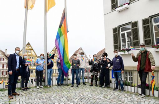Bürgermeister Thomas Sprißler (links) und Gleichstellungsbeauftragte Birgit Hamm hissen gemeinsam mit der Projektgruppe die Regenbogenflagge. Foto: Gabriel Holom