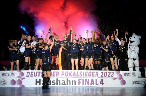 Die Handballerinnen der SG BBM in Feierlaune. Foto: Pressefoto Baumann/Alexander Keppler