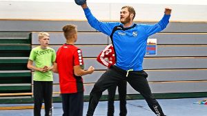 Weltmeister Jogi Bitter zeigt den Kids, wie es geht. Foto: avanti