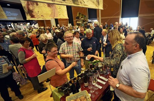Die insgesamt 15 Weinbaubetriebe aus der Region haben mehr als 100 Weine und Sekte mit zur Genussmesse in die Stadthalle gebracht. Foto: Werner Kuhnle
